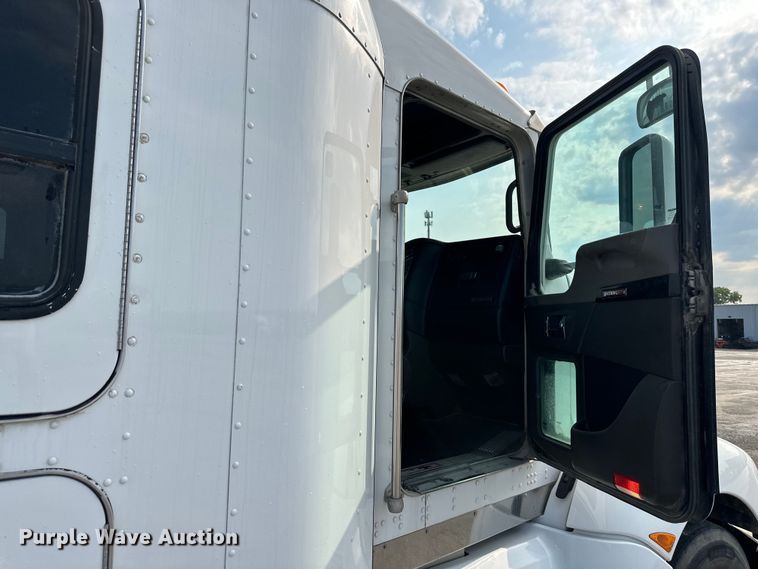 image for item EJ6363 2015 Kenworth  T660 semi truck