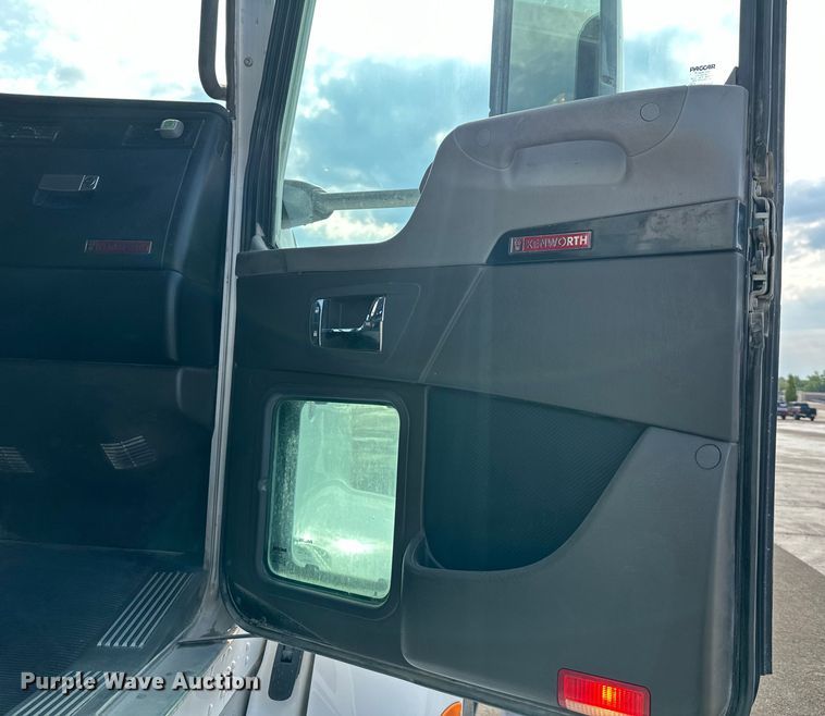 image for item EJ6363 2015 Kenworth  T660 semi truck