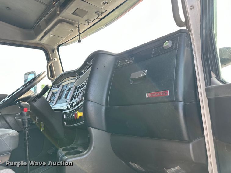 image for item EJ6363 2015 Kenworth  T660 semi truck