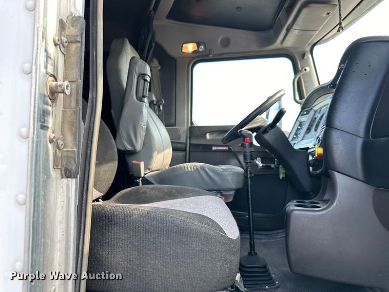 image for item EJ6363 2015 Kenworth  T660 semi truck