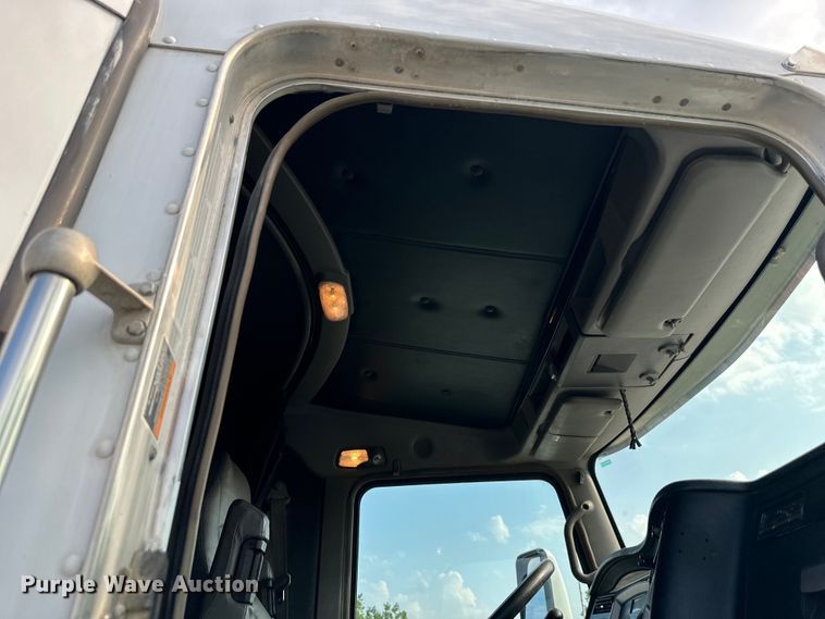 image for item EJ6363 2015 Kenworth  T660 semi truck