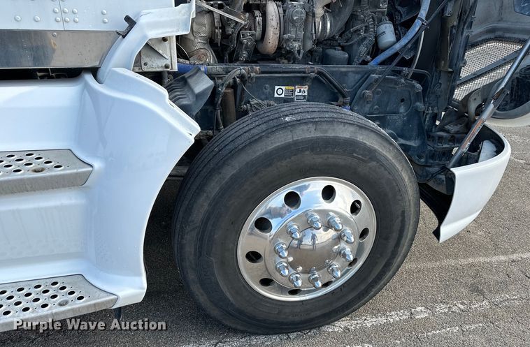 image for item EJ6363 2015 Kenworth  T660 semi truck
