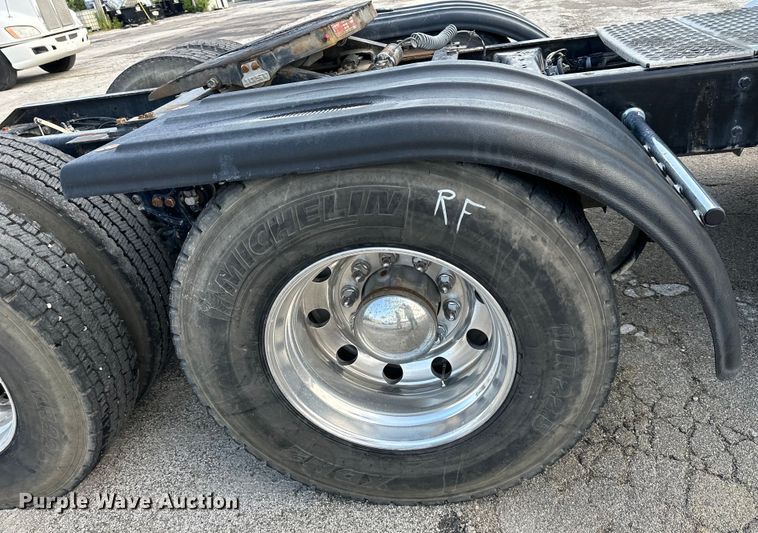 image for item EJ6363 2015 Kenworth  T660 semi truck