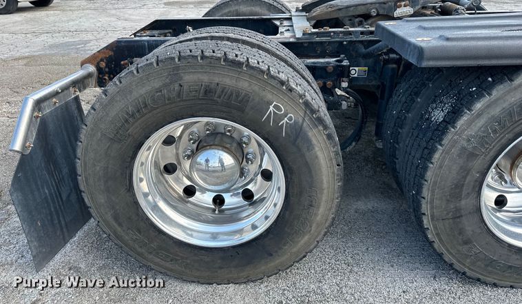 image for item EJ6363 2015 Kenworth  T660 semi truck