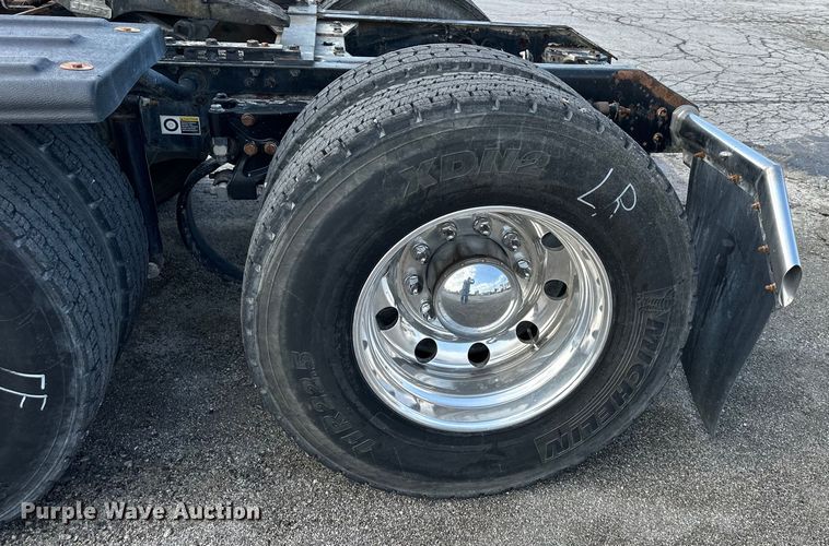 image for item EJ6363 2015 Kenworth  T660 semi truck