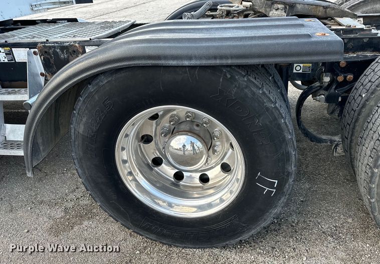 image for item EJ6363 2015 Kenworth  T660 semi truck