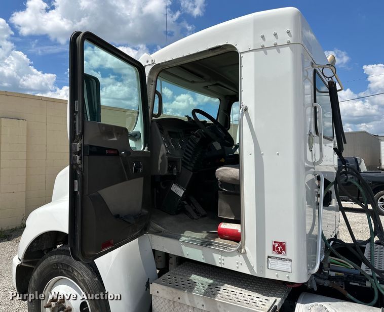 image for item EJ6371 2013 Kenworth T370  semi truck