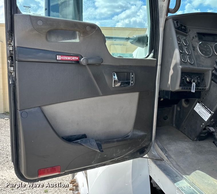 image for item EJ6371 2013 Kenworth T370  semi truck