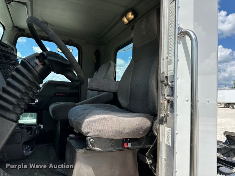 image for item EJ6371 2013 Kenworth T370  semi truck