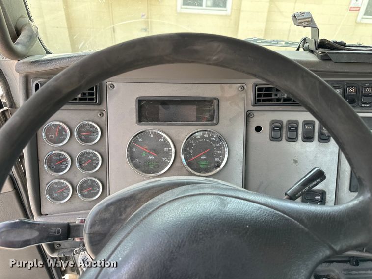 image for item EJ6371 2013 Kenworth T370  semi truck