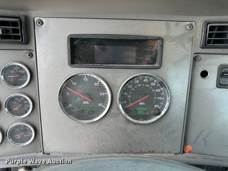 image for item EJ6371 2013 Kenworth T370  semi truck