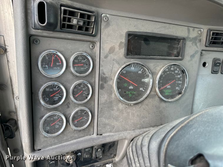 image for item EJ6371 2013 Kenworth T370  semi truck