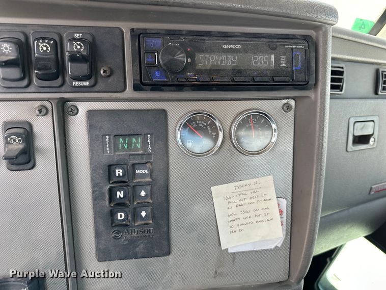 image for item EJ6371 2013 Kenworth T370  semi truck