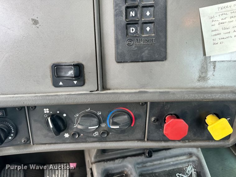 image for item EJ6371 2013 Kenworth T370  semi truck