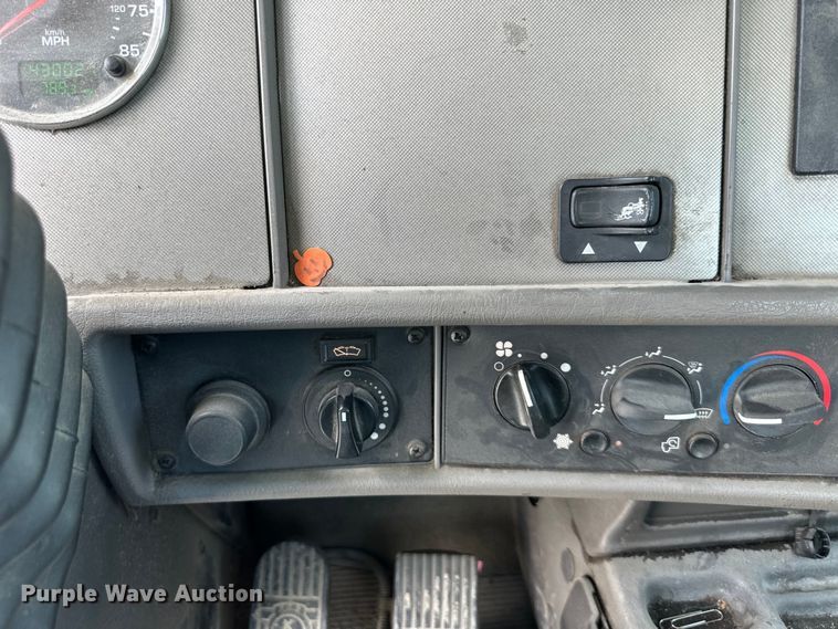 image for item EJ6371 2013 Kenworth T370  semi truck