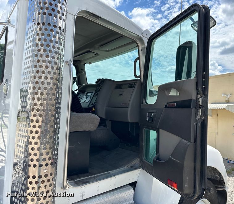 image for item EJ6371 2013 Kenworth T370  semi truck