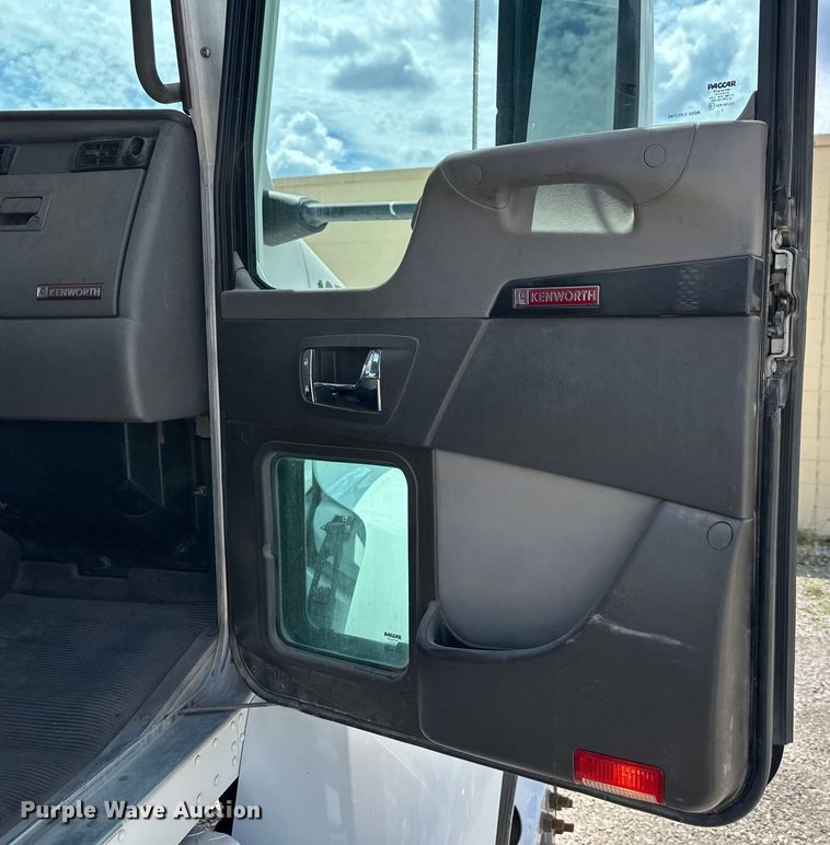 image for item EJ6371 2013 Kenworth T370  semi truck