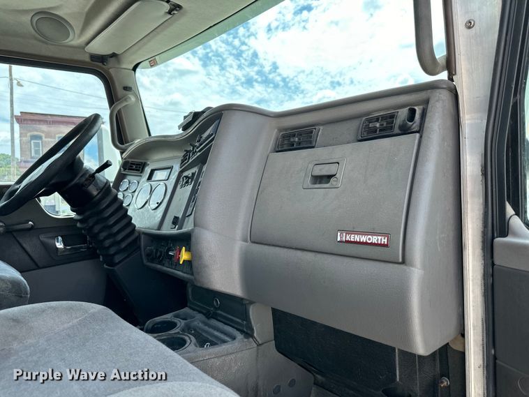 image for item EJ6371 2013 Kenworth T370  semi truck
