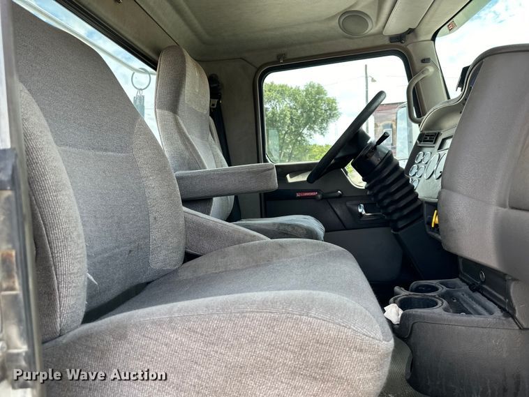 image for item EJ6371 2013 Kenworth T370  semi truck