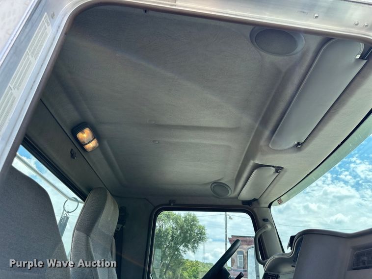 image for item EJ6371 2013 Kenworth T370  semi truck