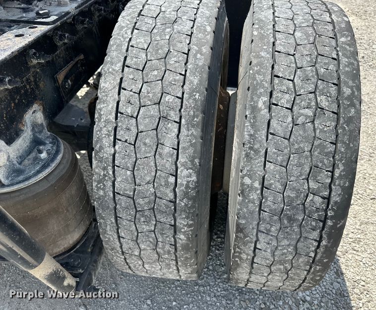 image for item EJ6371 2013 Kenworth T370  semi truck