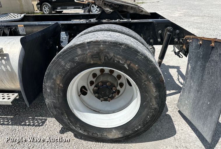 image for item EJ6371 2013 Kenworth T370  semi truck