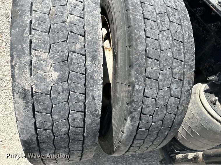 image for item EJ6371 2013 Kenworth T370  semi truck