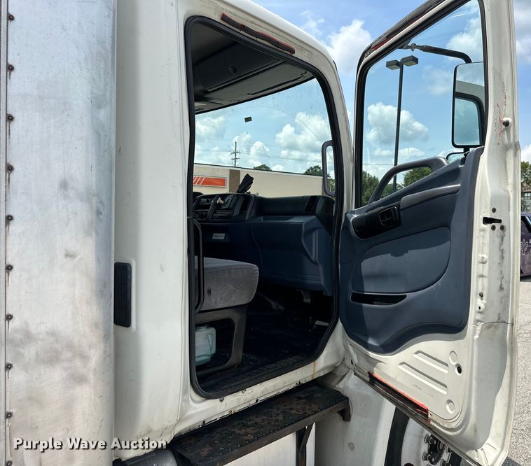 image for item EJ6387 2008 Hino  box truck