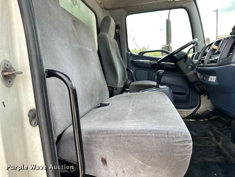 image for item EJ6387 2008 Hino  box truck