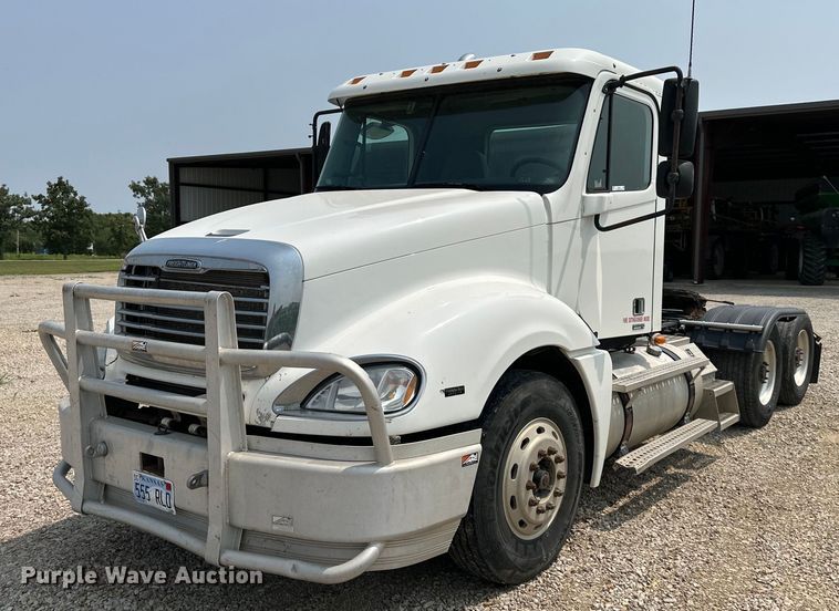image for item EJ6415 2006 Freightliner  Columbia 120 semi truck