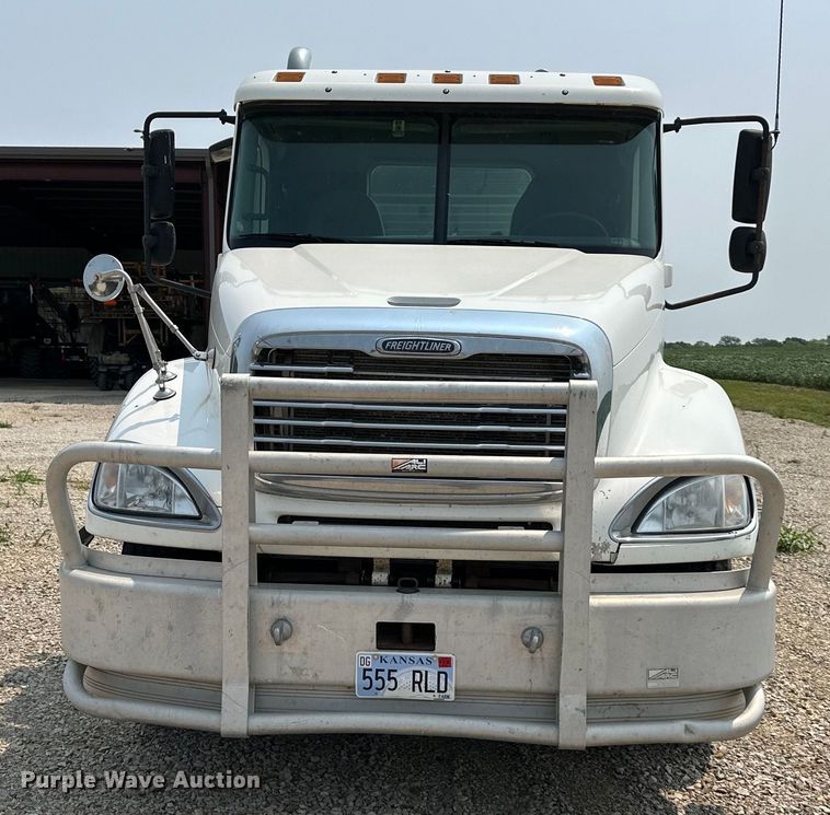 image for item EJ6415 2006 Freightliner  Columbia 120 semi truck