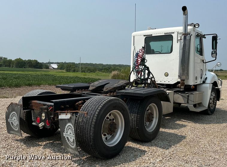 image for item EJ6415 2006 Freightliner  Columbia 120 semi truck