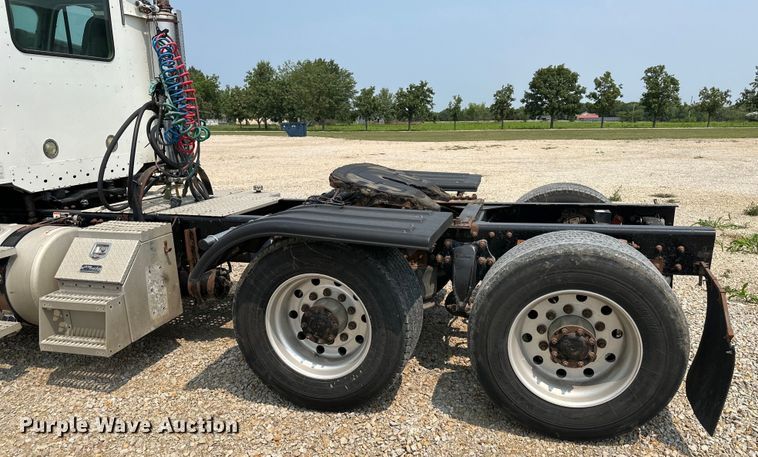 image for item EJ6415 2006 Freightliner  Columbia 120 semi truck