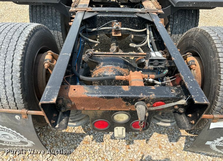 image for item EJ6415 2006 Freightliner  Columbia 120 semi truck