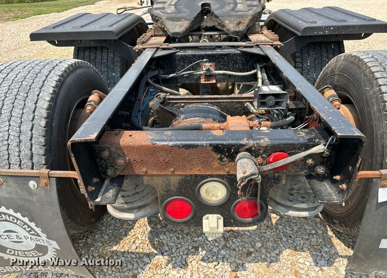 image for item EJ6415 2006 Freightliner  Columbia 120 semi truck