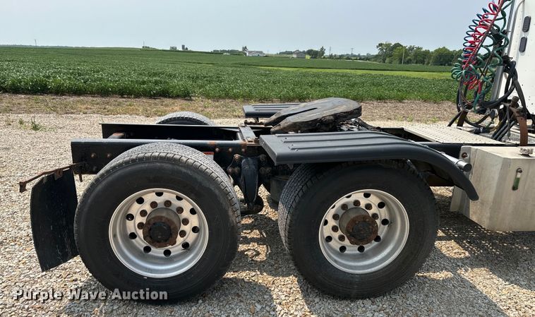 image for item EJ6415 2006 Freightliner  Columbia 120 semi truck