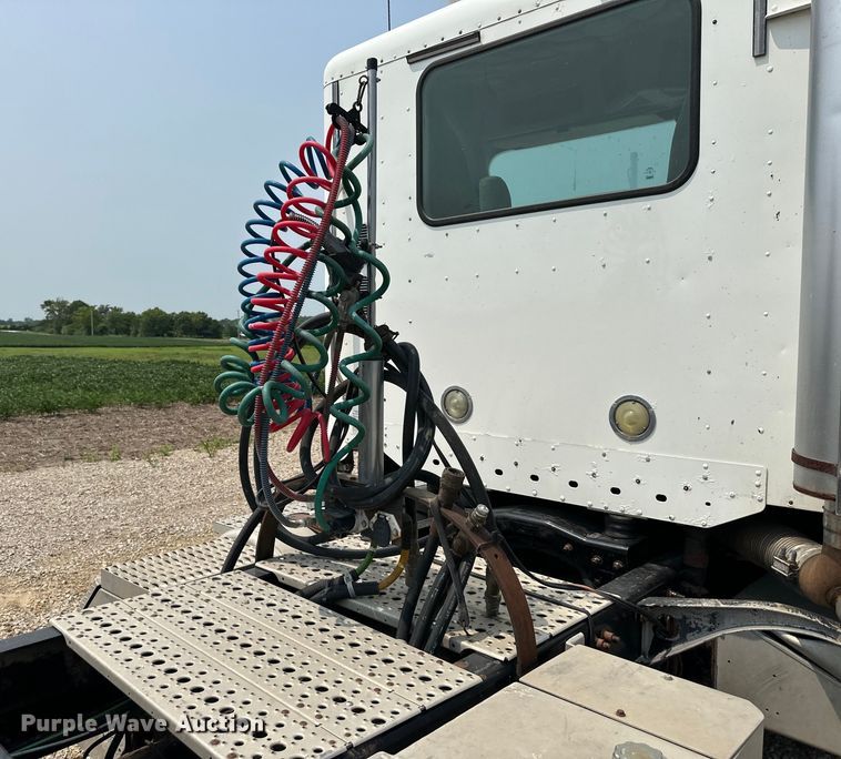 image for item EJ6415 2006 Freightliner  Columbia 120 semi truck