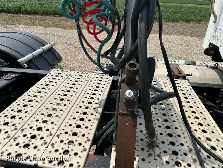 image for item EJ6415 2006 Freightliner  Columbia 120 semi truck