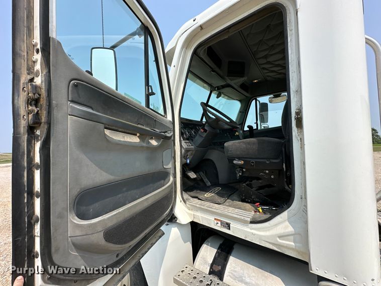 image for item EJ6415 2006 Freightliner  Columbia 120 semi truck