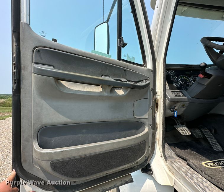 image for item EJ6415 2006 Freightliner  Columbia 120 semi truck