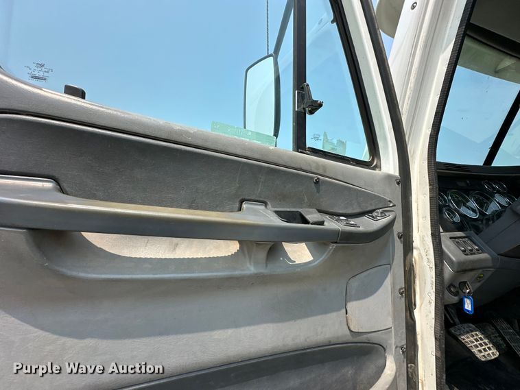 image for item EJ6415 2006 Freightliner  Columbia 120 semi truck