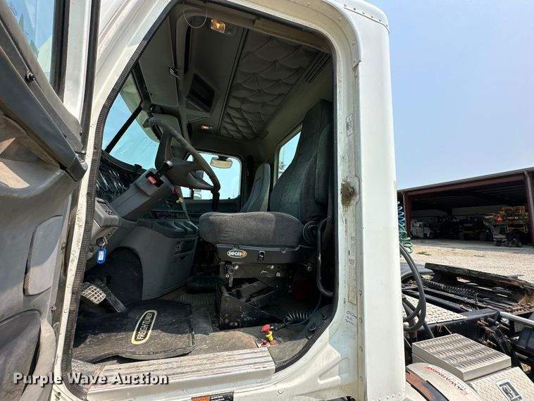 image for item EJ6415 2006 Freightliner  Columbia 120 semi truck