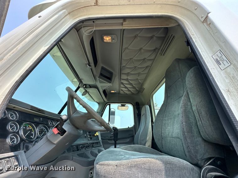 image for item EJ6415 2006 Freightliner  Columbia 120 semi truck