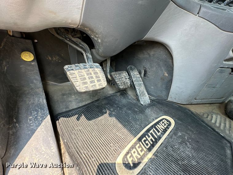 image for item EJ6415 2006 Freightliner  Columbia 120 semi truck