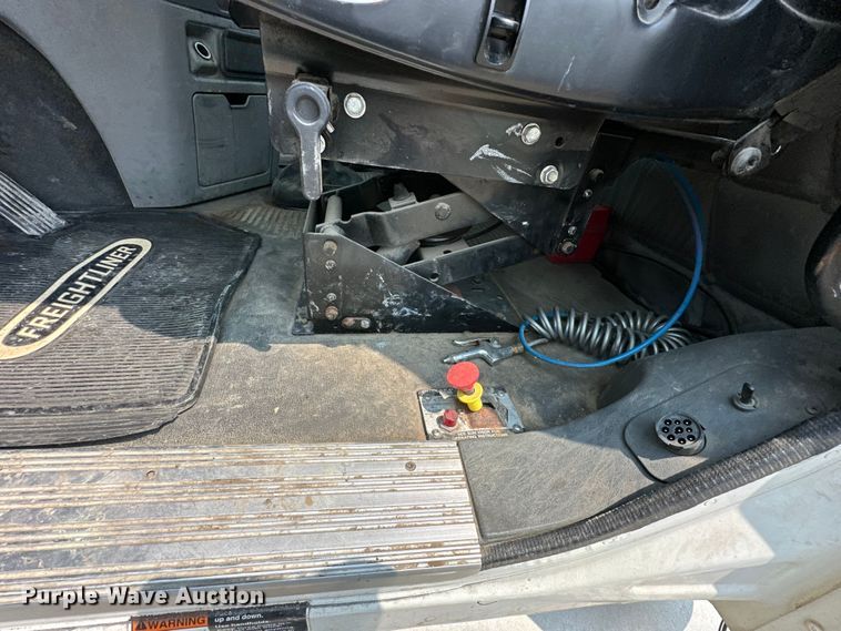 image for item EJ6415 2006 Freightliner  Columbia 120 semi truck