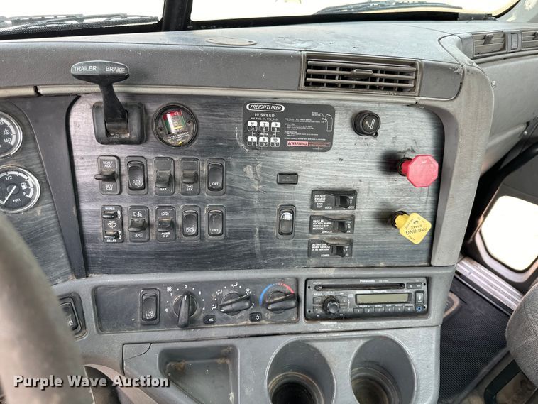 image for item EJ6415 2006 Freightliner  Columbia 120 semi truck