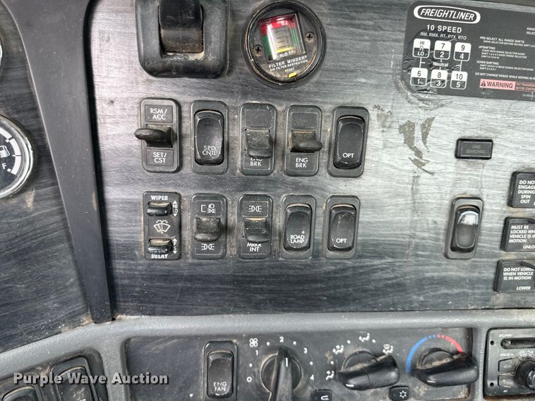 image for item EJ6415 2006 Freightliner  Columbia 120 semi truck