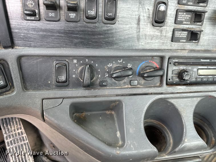 image for item EJ6415 2006 Freightliner  Columbia 120 semi truck