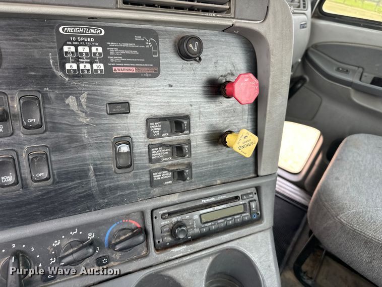 image for item EJ6415 2006 Freightliner  Columbia 120 semi truck