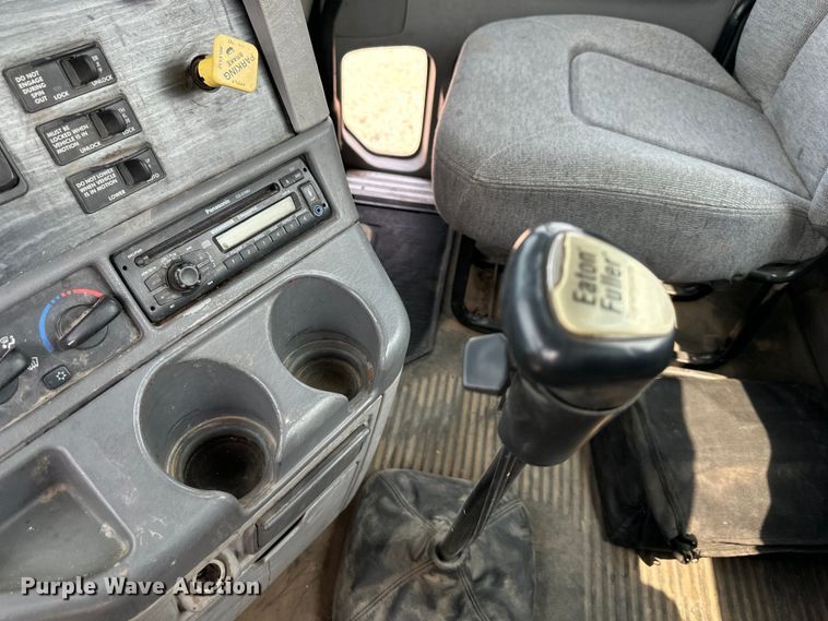 image for item EJ6415 2006 Freightliner  Columbia 120 semi truck